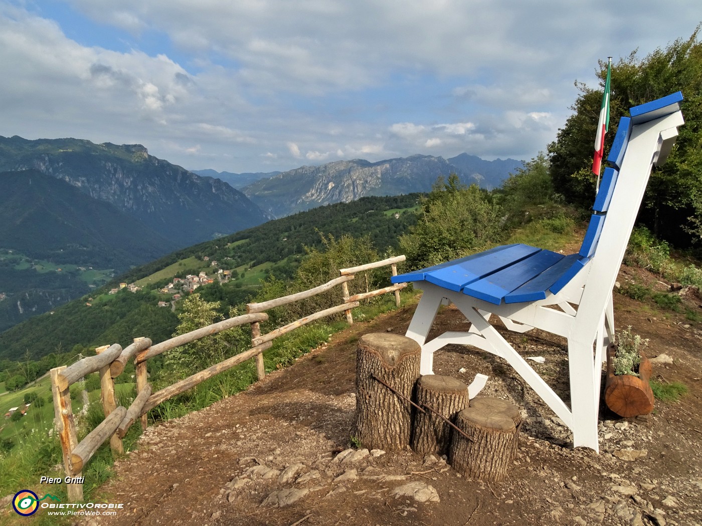 01 La panchina gigante Big Bench 128 sul Monte Corno di Santa Croce- San Pellegrino Terme pronta ad accogliere tante persone.JPG
